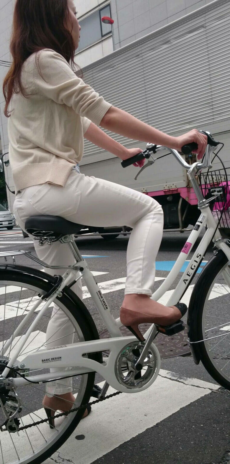 自転車 パンチラ画像!JK・OLお姉さんの隠し撮り盗撮パンツ♡朝からこんなの見たら勃起不回避だぜ!!144