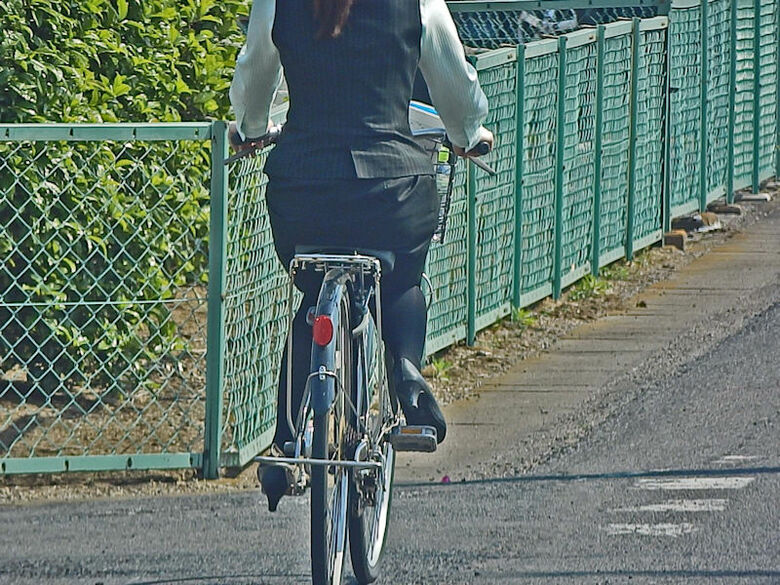自転車 パンチラ画像!JK・OLお姉さんの隠し撮り盗撮パンツ♡朝からこんなの見たら勃起不回避だぜ!!145