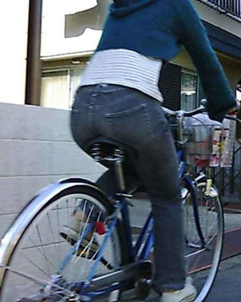 自転車 パンチラ画像!JK・OLお姉さんの隠し撮り盗撮パンツ♡朝からこんなの見たら勃起不回避だぜ!!149