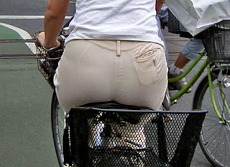 自転車 パンチラ画像!JK・OLお姉さんの隠し撮り盗撮パンツ♡朝からこんなの見たら勃起不回避だぜ!!157