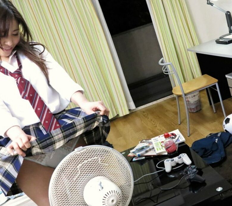 扇風機のパンチラ画像57枚!パンツに向かって送風するエッチな女の子をまとめてみたぜ!!003枚目