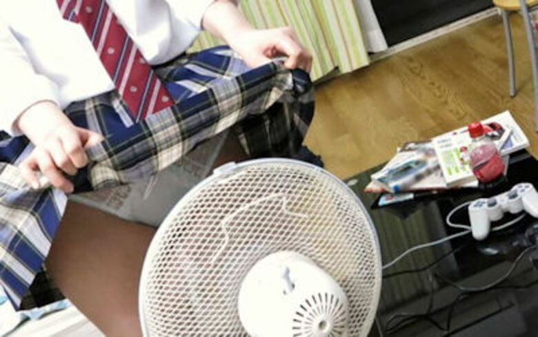 扇風機のパンチラ画像57枚!パンツに向かって送風するエッチな女の子をまとめてみたぜ!!004枚目