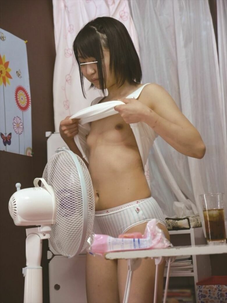 扇風機のパンチラ画像57枚!パンツに向かって送風するエッチな女の子をまとめてみたぜ!!036枚目