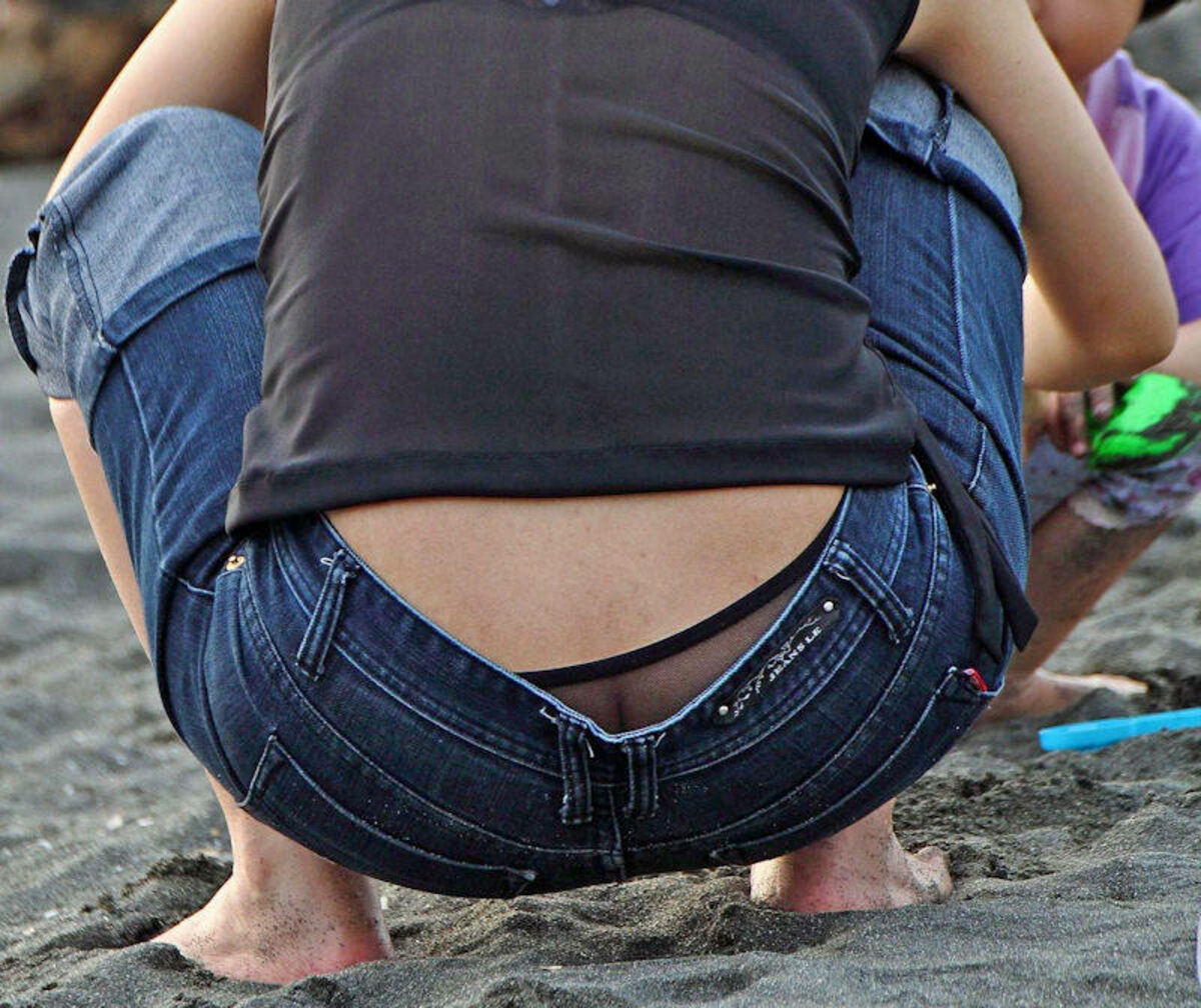 ケツ穴見せたいんか?ってくらいのローライズ素人盗撮まとめみたぜ!004