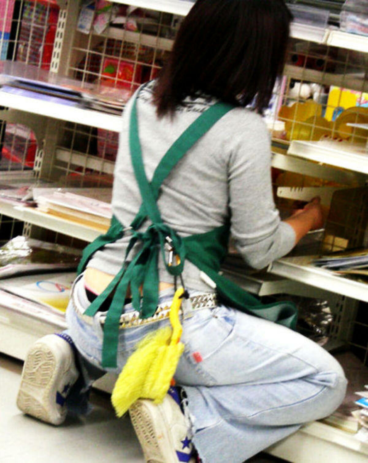 ケツ穴見せたいんか?ってくらいのローライズ素人盗撮まとめみたぜ!012