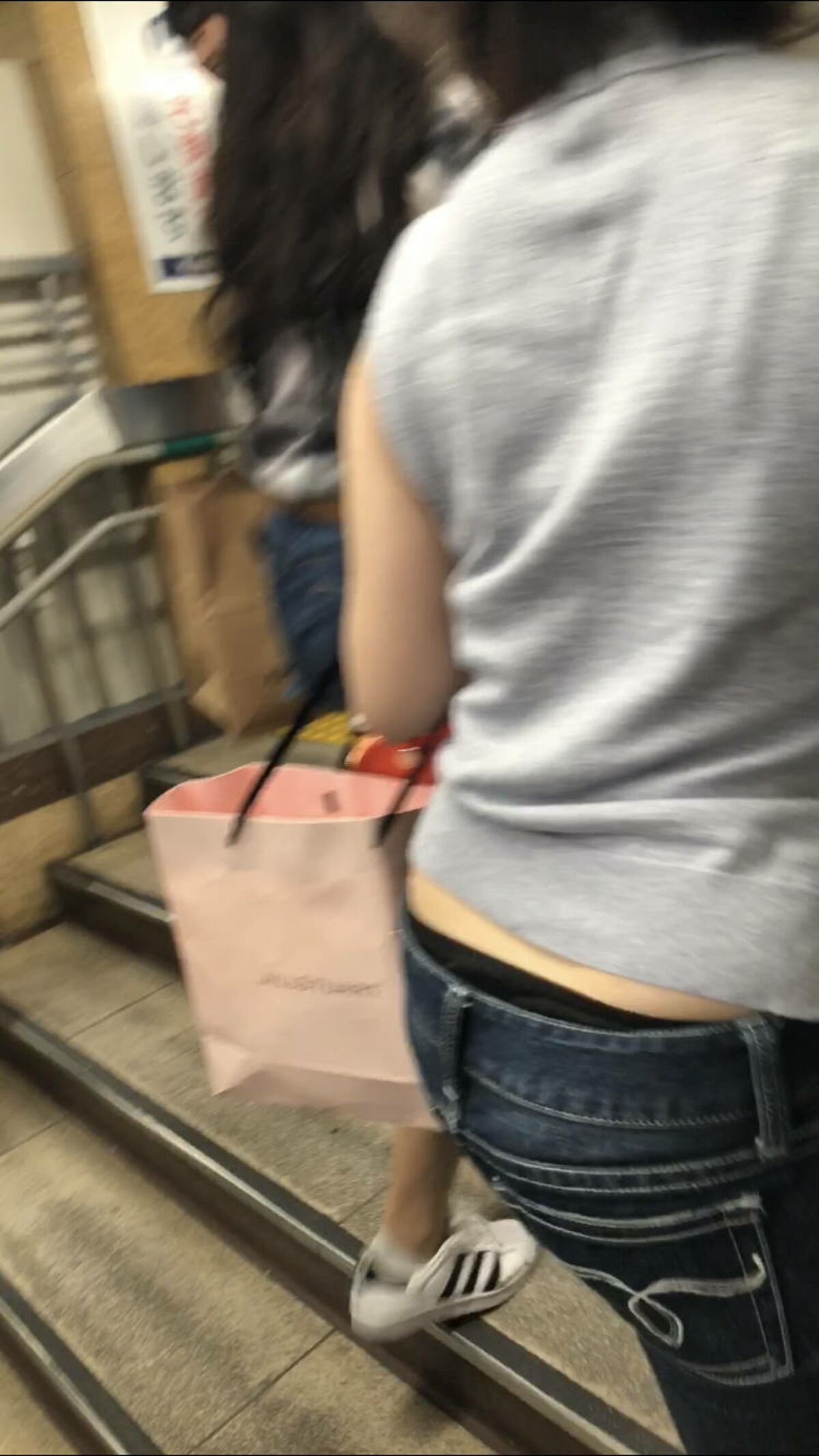 ケツ穴見せたいんか?ってくらいのローライズ素人盗撮まとめみたぜ!016