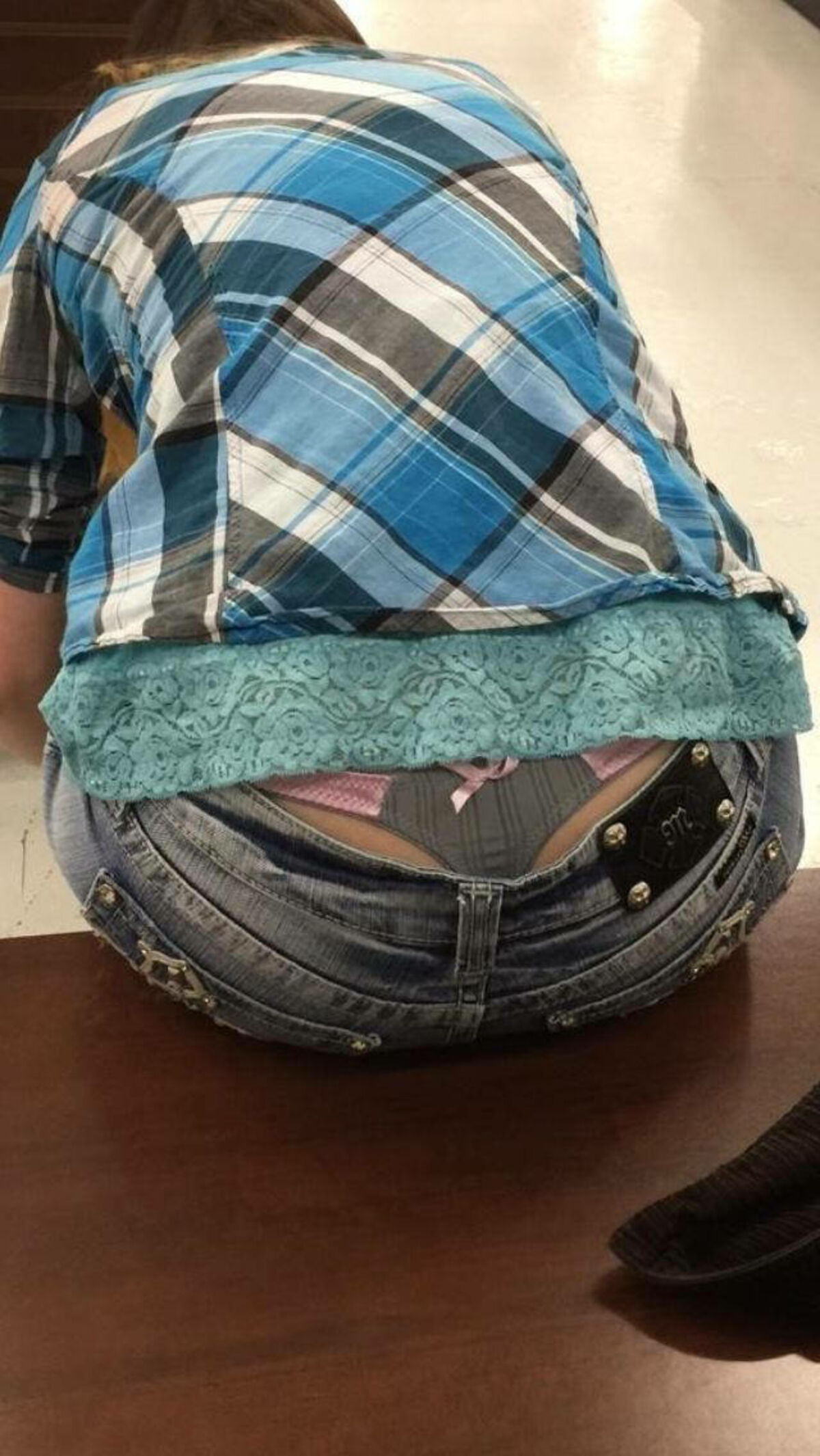 ケツ穴見せたいんか?ってくらいのローライズ素人盗撮まとめみたぜ!030