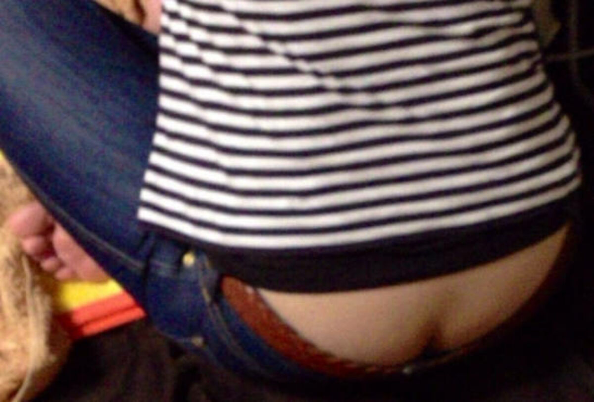 ケツ穴見せたいんか?ってくらいのローライズ素人盗撮まとめみたぜ!051