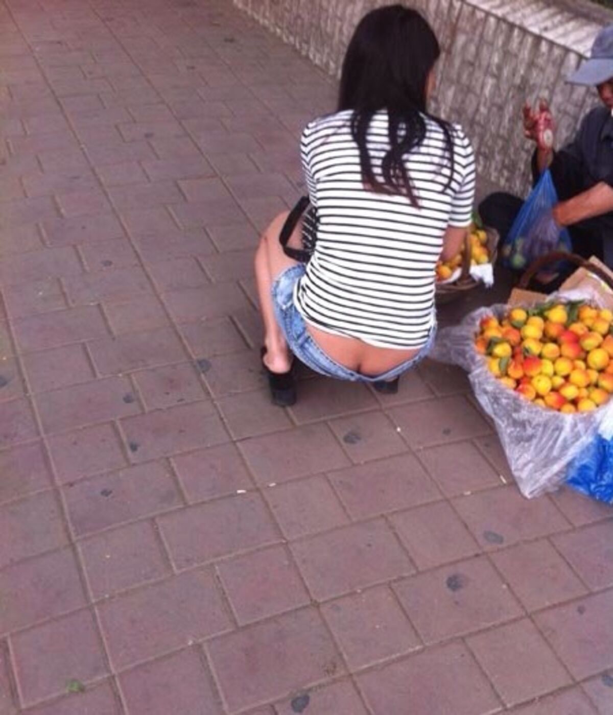 ケツ穴見せたいんか?ってくらいのローライズ素人盗撮まとめみたぜ!058