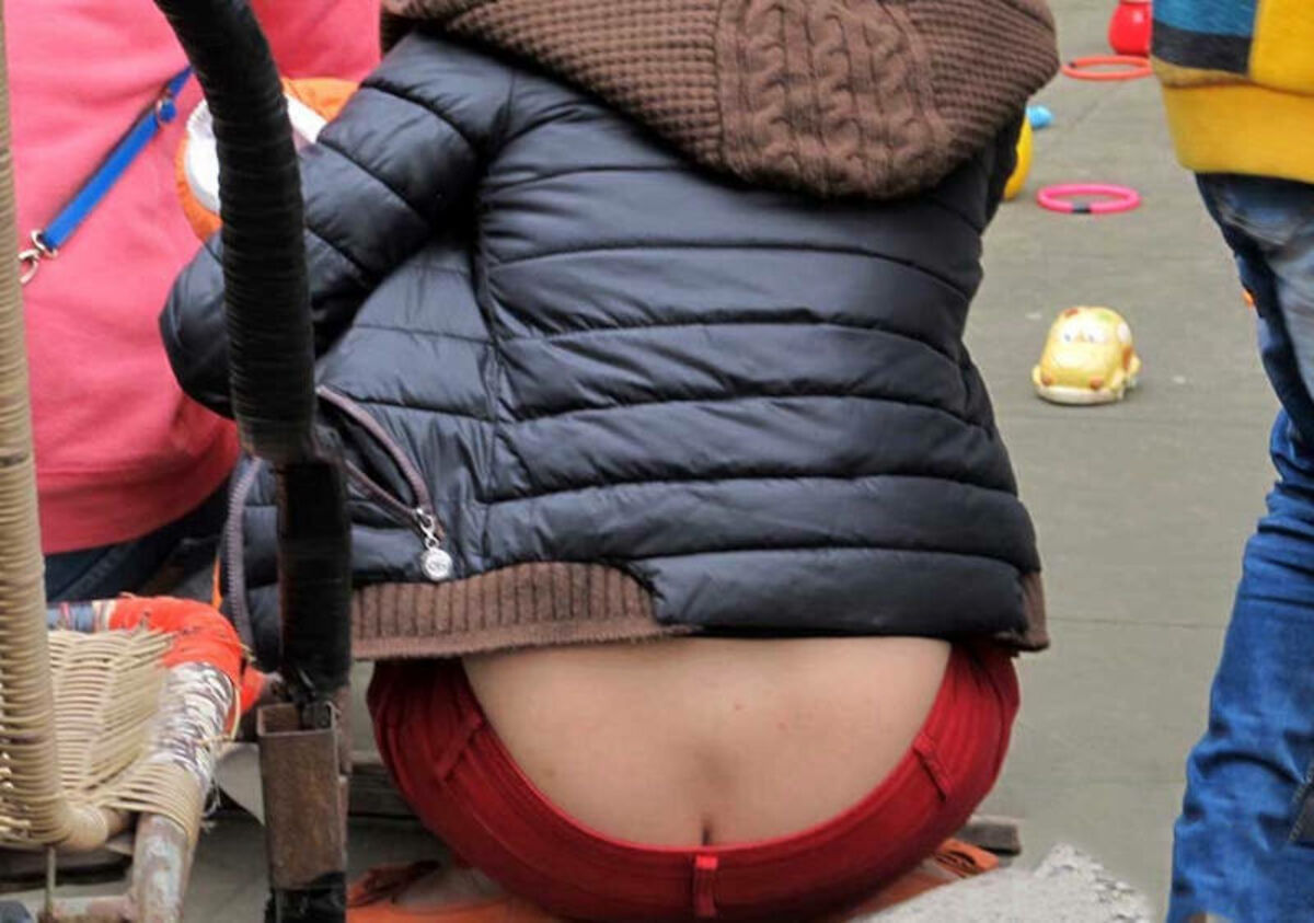 ケツ穴見せたいんか?ってくらいのローライズ素人盗撮まとめみたぜ!079