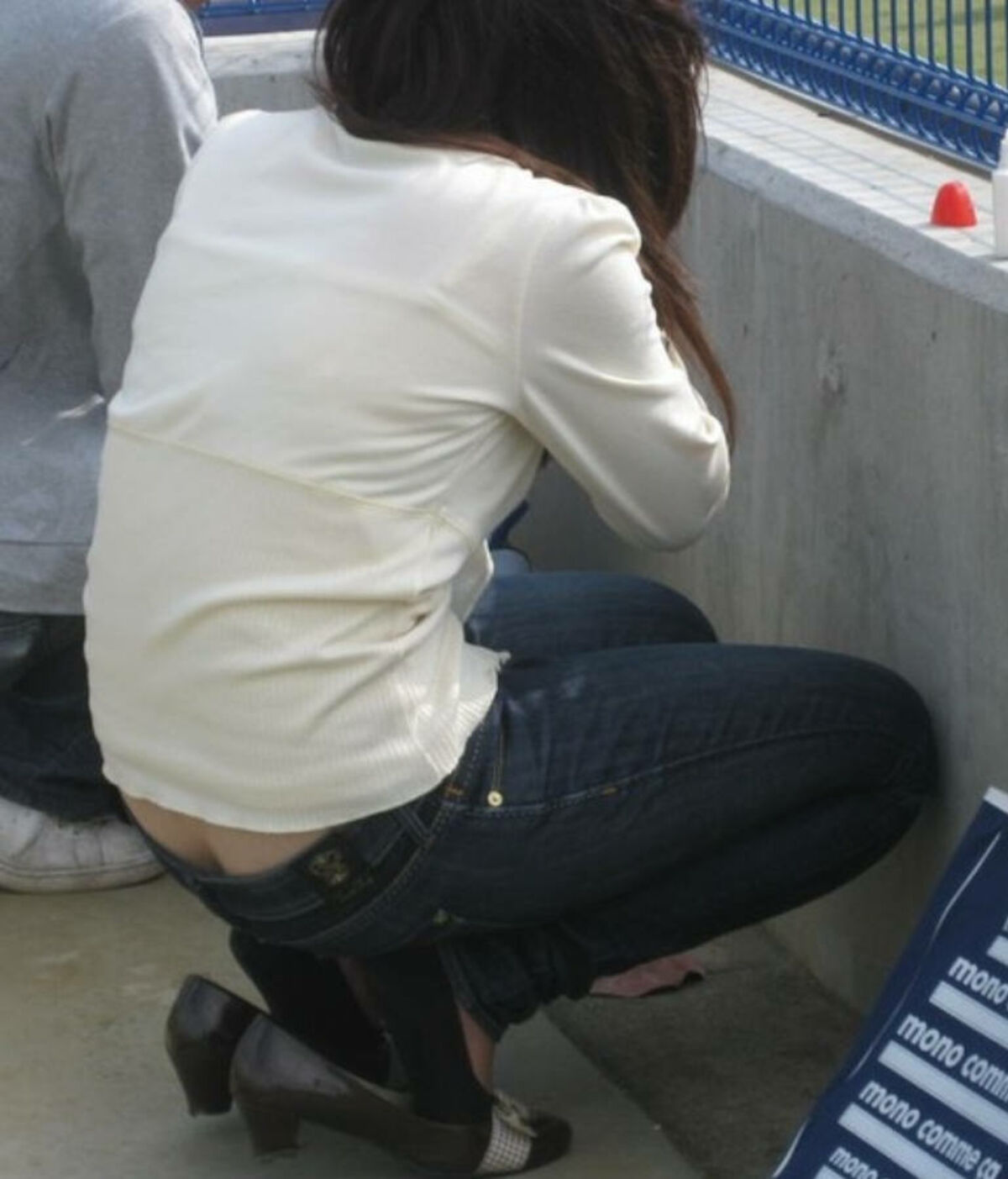 ケツ穴見せたいんか?ってくらいのローライズ素人盗撮まとめみたぜ!098