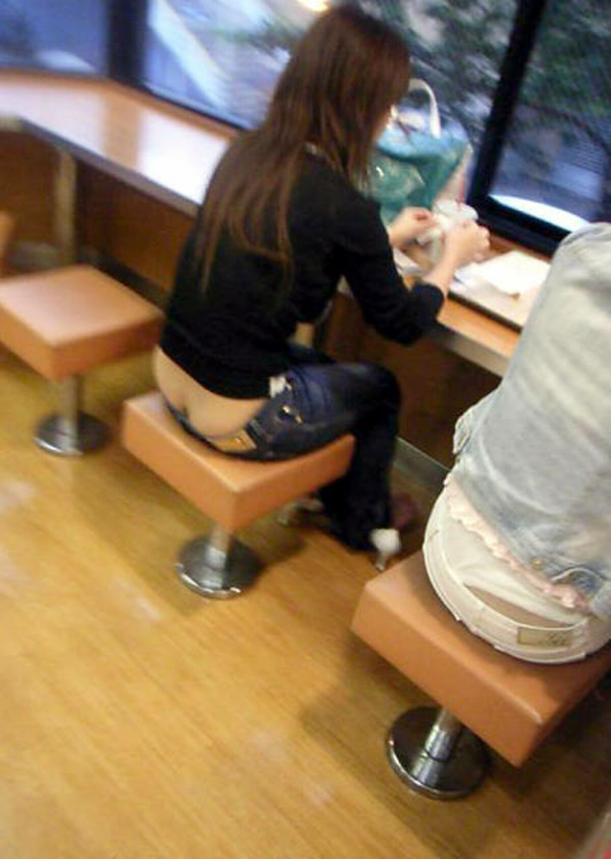 ケツ穴見せたいんか?ってくらいのローライズ素人盗撮まとめみたぜ!102