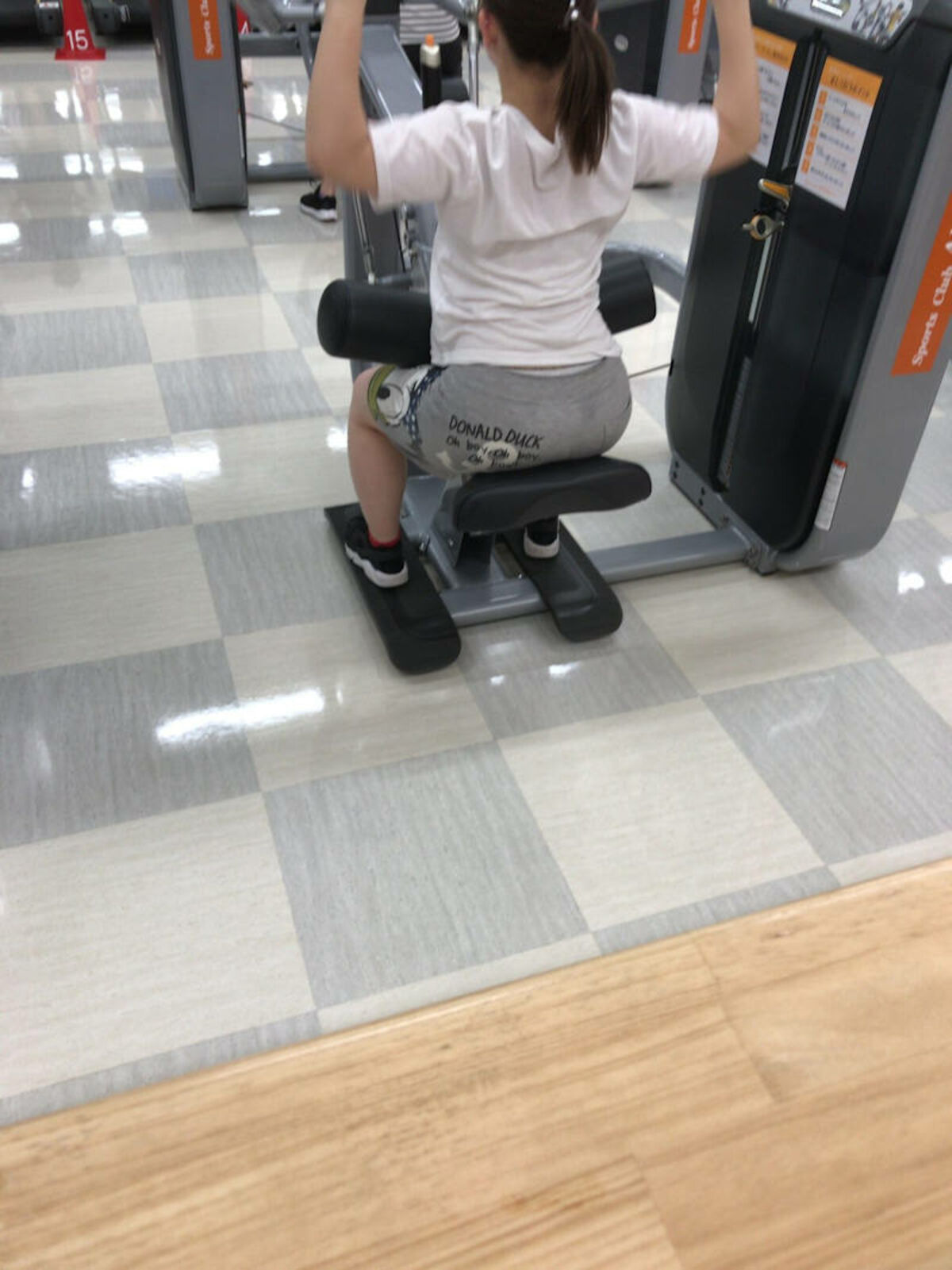 腰 パンチラエロ画像153枚！ローライズ女子たちのしゃがみや座りで見えるチラリズム！