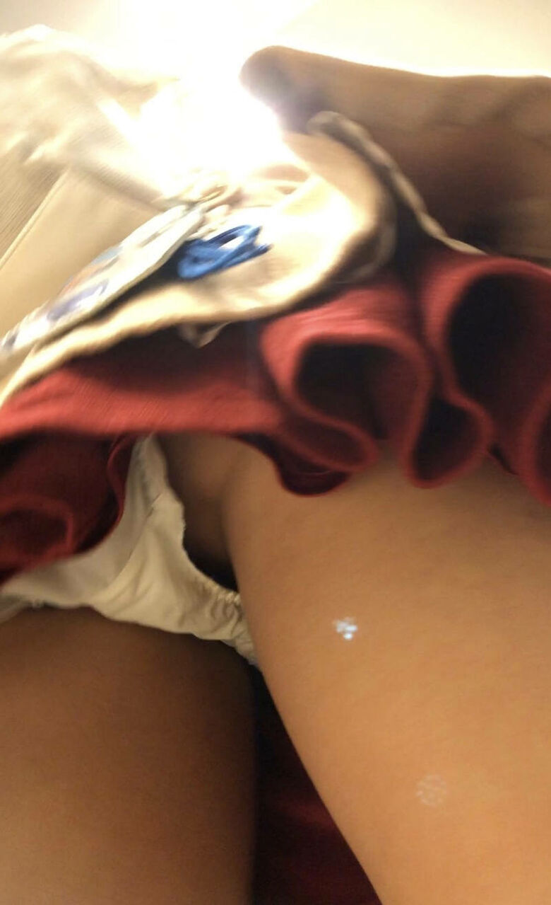 逆さ撮りパンチラ画像！今回は明るめのパンツを用意しました♡下から見てもパンツがハッキリわかって超抜けるぜ!!020枚目