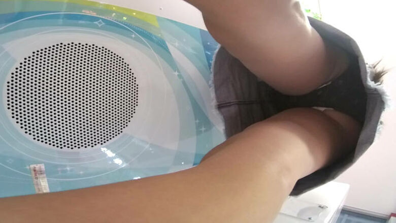 逆さ撮りパンチラ画像！今回は明るめのパンツを用意しました♡下から見てもパンツがハッキリわかって超抜けるぜ!!044枚目