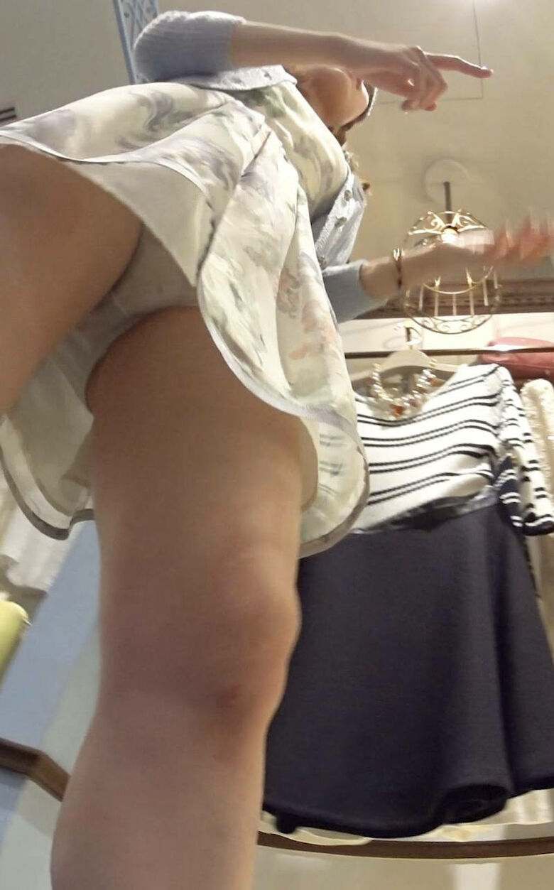 逆さ撮りパンチラ画像！今回は明るめのパンツを用意しました♡下から見てもパンツがハッキリわかって超抜けるぜ!!049枚目