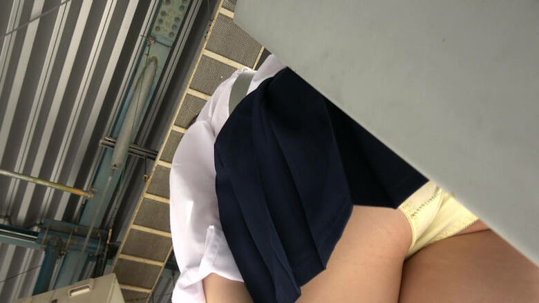 逆さ撮りパンチラ画像！今回は明るめのパンツを用意しました♡下から見てもパンツがハッキリわかって超抜けるぜ!!060枚目