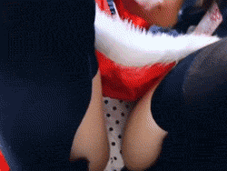 サンタ🎄コス女子の店員盗撮パンチラだぜ！フワフワのスカートの中は…なんと黒の水玉でした😮011