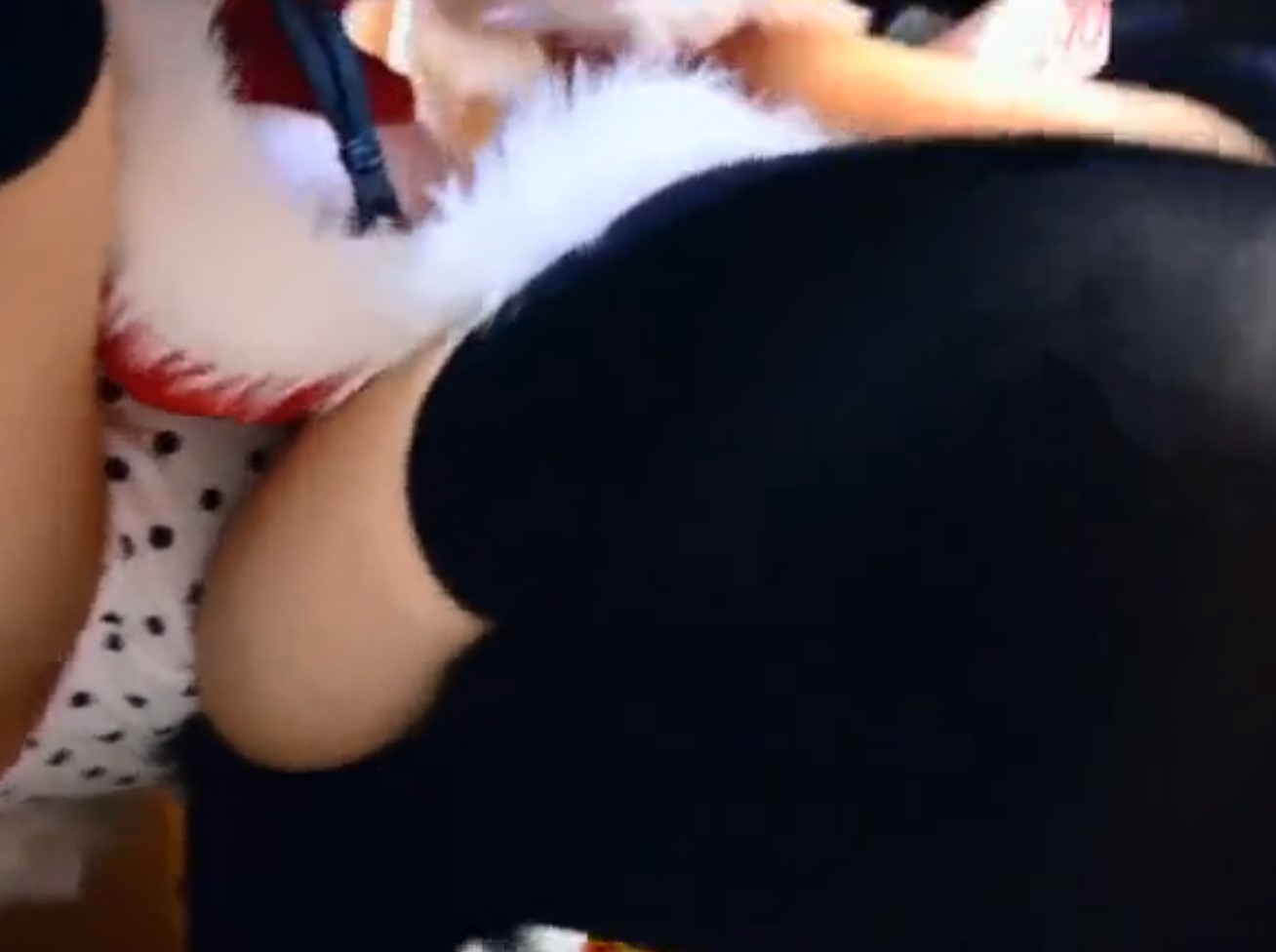 サンタ🎄コス女子の店員盗撮パンチラだぜ！フワフワのスカートの中は…なんと黒の水玉でした😮012