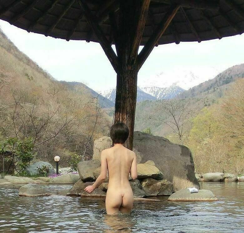 露天風呂盗撮 エロ画像!全裸女性の美乳おっぱい&乳首♡ずっと眺めたくなります🥰017