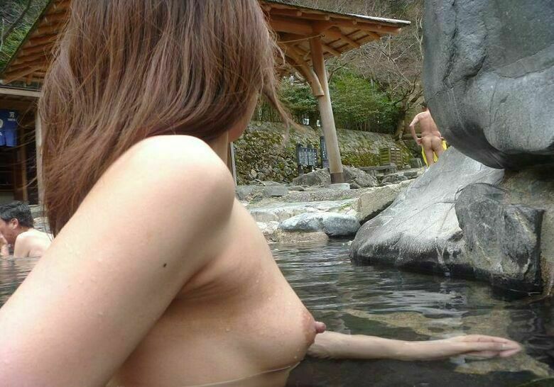 露天風呂盗撮 エロ画像!全裸女性の美乳おっぱい&乳首♡ずっと眺めたくなります🥰024