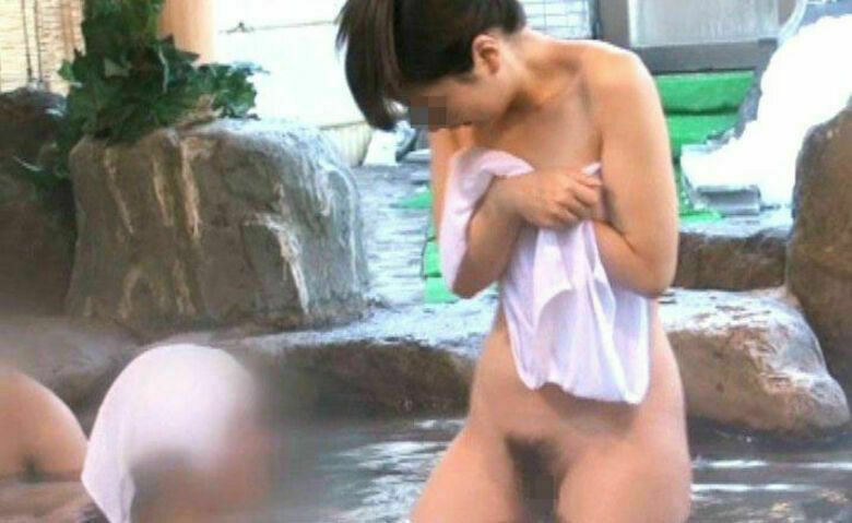 露天風呂盗撮 エロ画像!全裸女性の美乳おっぱい&乳首♡ずっと眺めたくなります🥰037