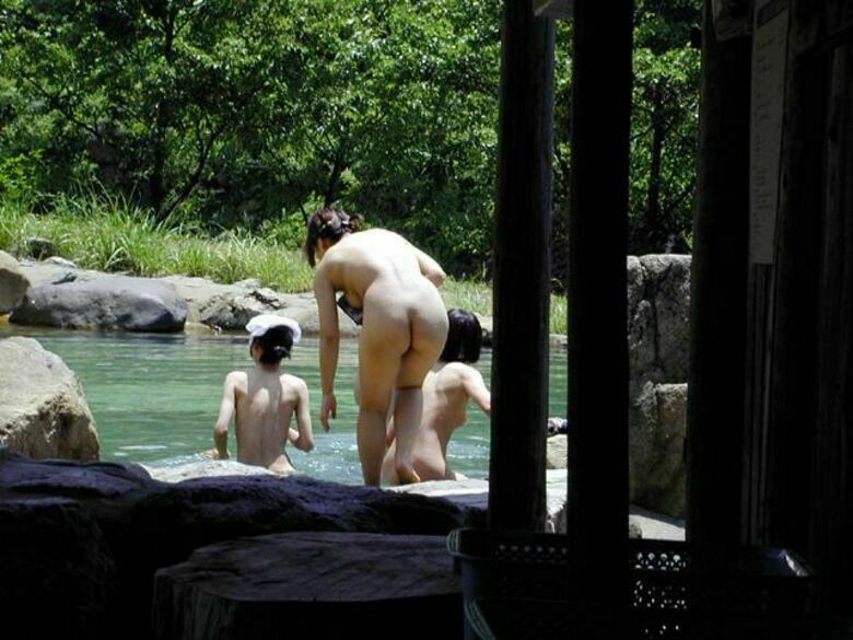 露天風呂盗撮 エロ画像!全裸女性の美乳おっぱい&乳首♡ずっと眺めたくなります🥰050