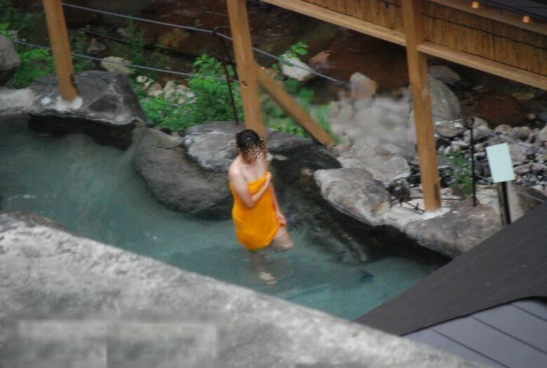温泉♨️盗撮エロ画像だぜ!リアル素人女性の美乳おっぱいに乳首を大放出♡露天風呂・着替え隠し撮りが抜けちゃいます♡020枚目