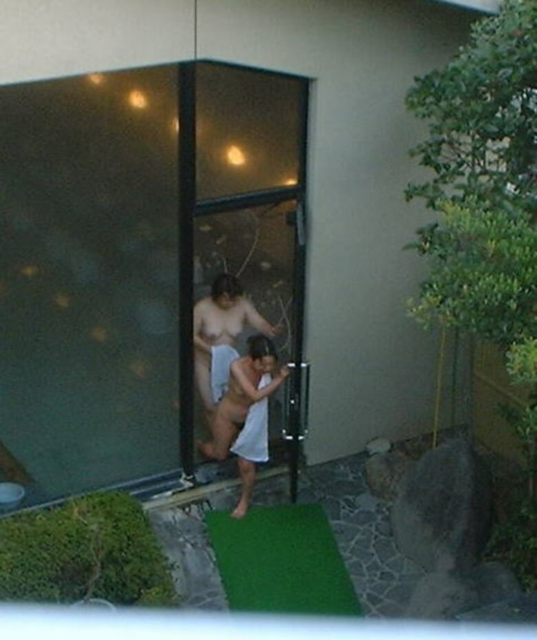 温泉♨️盗撮エロ画像だぜ!リアル素人女性の美乳おっぱいに乳首を大放出♡露天風呂・着替え隠し撮りが抜けちゃいます♡026枚目