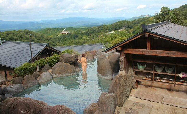 温泉♨️盗撮エロ画像だぜ!リアル素人女性の美乳おっぱいに乳首を大放出♡露天風呂・着替え隠し撮りが抜けちゃいます♡027枚目