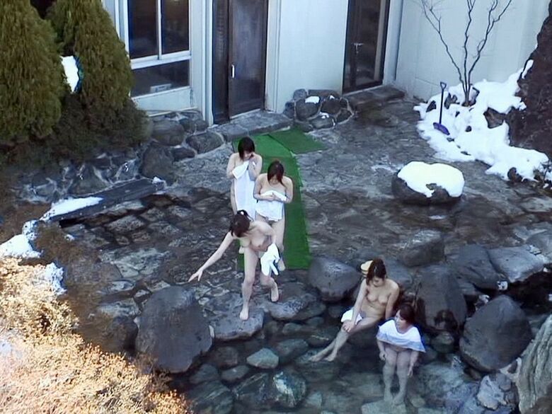 温泉♨️盗撮エロ画像だぜ!リアル素人女性の美乳おっぱいに乳首を大放出♡露天風呂・着替え隠し撮りが抜けちゃいます♡031枚目