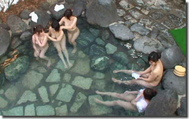 温泉♨️盗撮エロ画像だぜ!リアル素人女性の美乳おっぱいに乳首を大放出♡露天風呂・着替え隠し撮りが抜けちゃいます♡039枚目