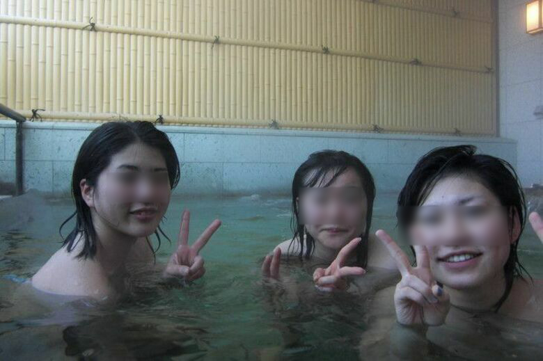 温泉♨️盗撮エロ画像だぜ!リアル素人女性の美乳おっぱいに乳首を大放出♡露天風呂・着替え隠し撮りが抜けちゃいます♡122枚目