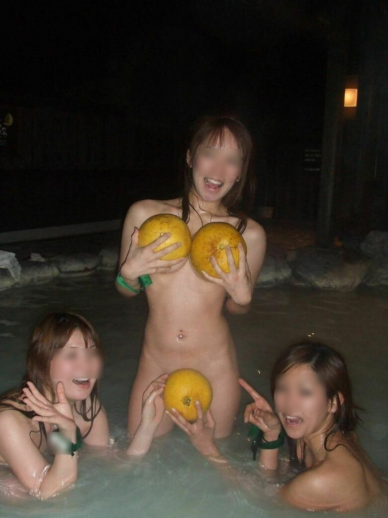 温泉♨️盗撮エロ画像だぜ!リアル素人女性の美乳おっぱいに乳首を大放出♡露天風呂・着替え隠し撮りが抜けちゃいます♡130枚目