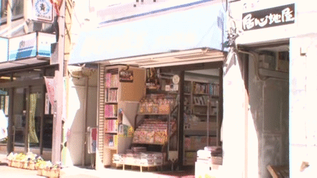 本屋さんで痴漢プレイを楽しむエッチな痴女のエロGIF画像21枚001枚目