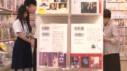 本屋さんで痴漢プレイを楽しむエッチな痴女のエロGIF画像21枚010枚目