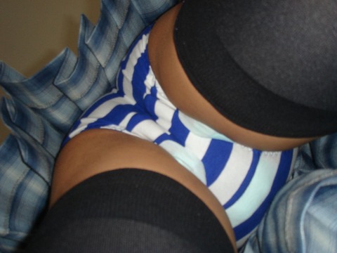 パンツから天使の羽！生理中のナプキン付きパンチラ画像【厳選25枚】004枚目