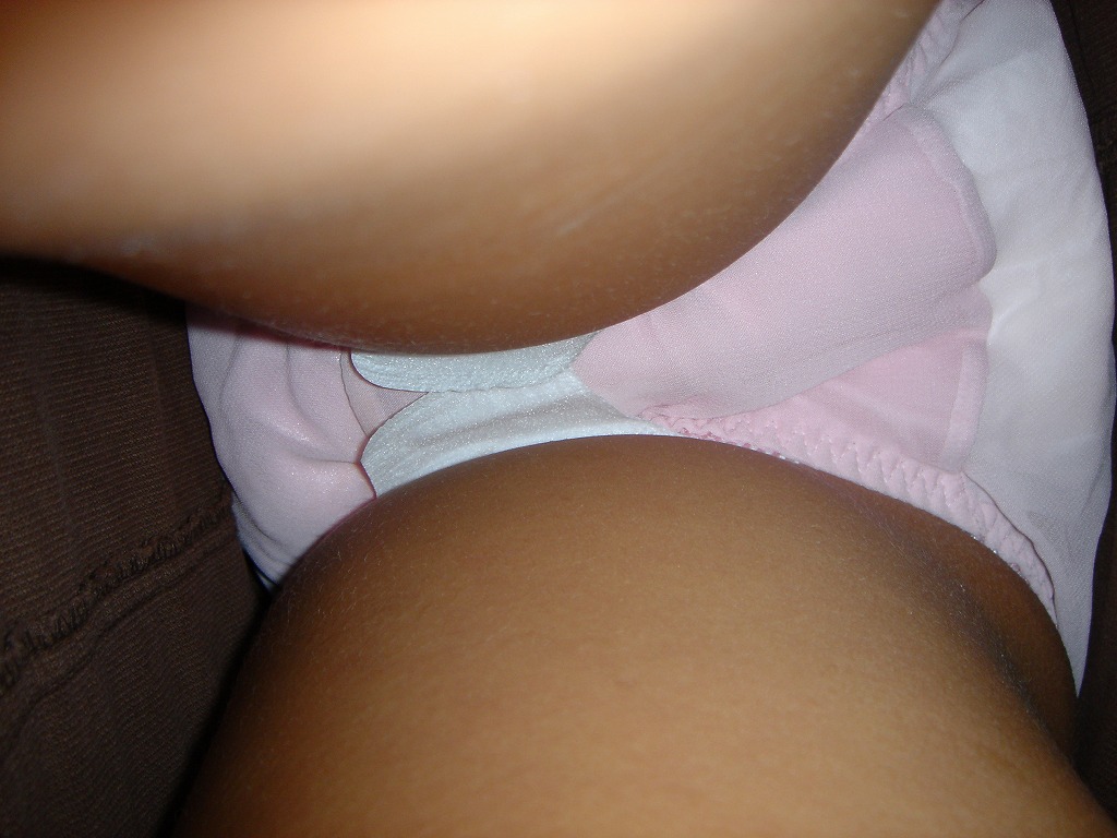 パンツから天使の羽！生理中のナプキン付きパンチラ画像【厳選25枚】008枚目