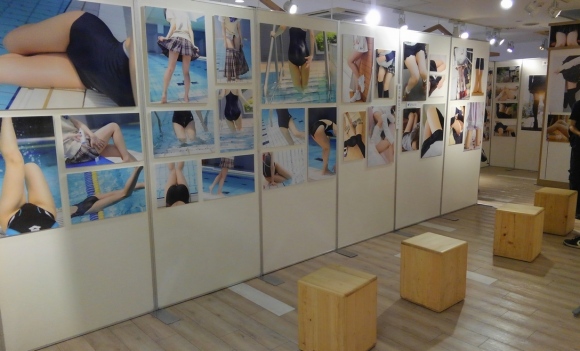 渋谷マルイの「ふともも写真の世界展」セクシー画像 (61枚)005