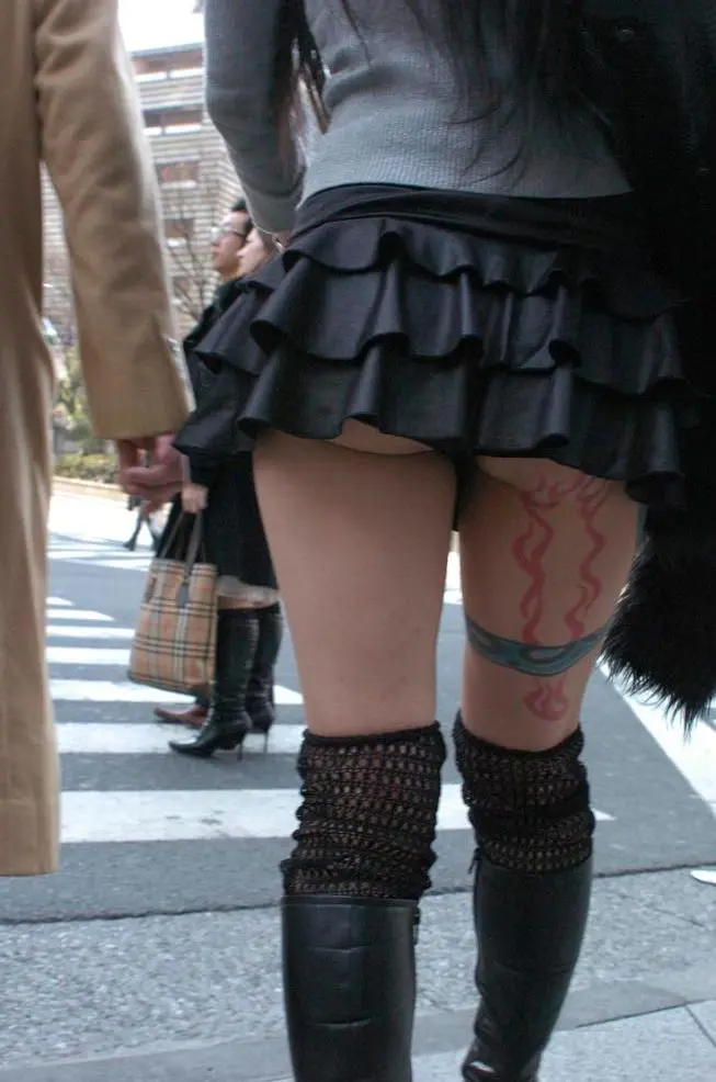 黒ギャルたちのビールのつまみになるHなパンチラ011