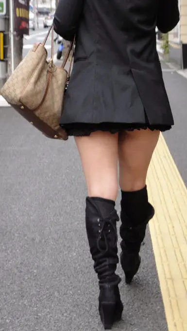 黒ギャルたちのビールのつまみになるHなパンチラ014