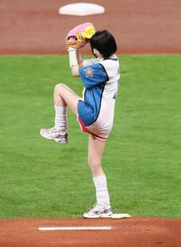 あのちゃん 始球式のパンチラを画像や動画で徹底解説するぜ!グラビア写真集もエロくて抜けちゃいます♡003枚目