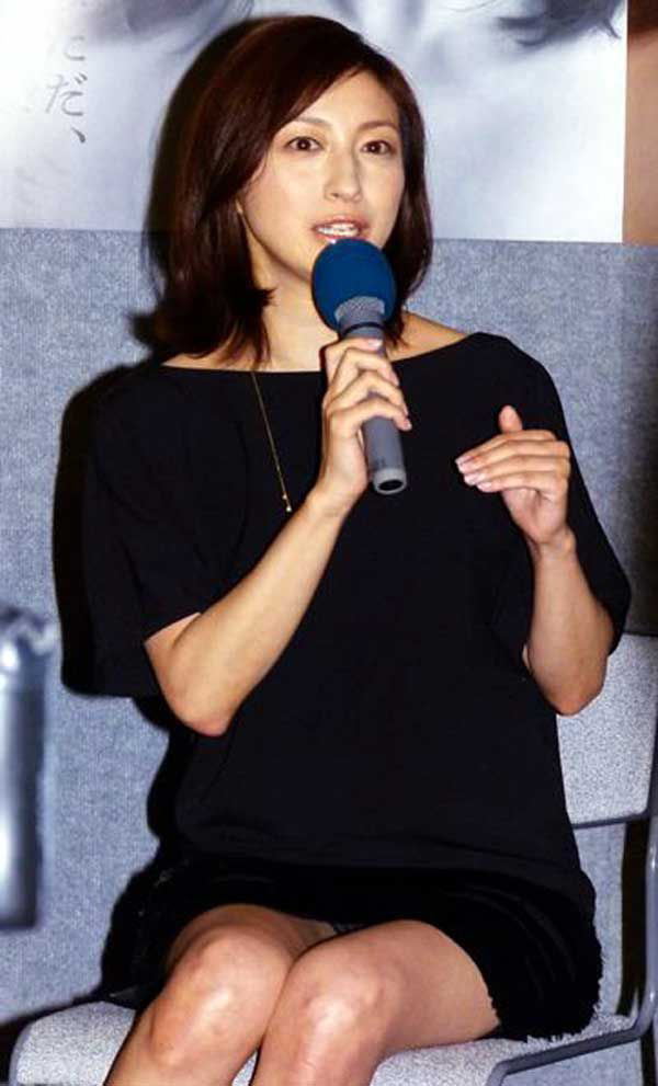 広末涼子 パンチラがエロい画像だぜ!マジで見えてる魅惑のデルタゾーンが抜けちゃいます♡006