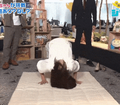 女子アナ パンチラGIF画像！エロいデルタゾーンからお宝パンツ♡奇跡的なハプニングが抜けるぜ!!002