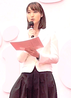 女子アナ パンチラGIF画像！エロいデルタゾーンからお宝パンツ♡奇跡的なハプニングが抜けるぜ!!003