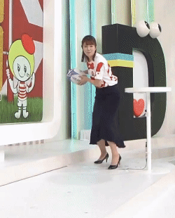 女子アナ パンチラGIF画像！エロいデルタゾーンからお宝パンツ♡奇跡的なハプニングが抜けるぜ!!005