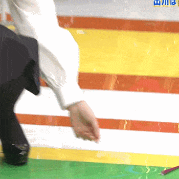 女子アナ パンチラGIF画像！エロいデルタゾーンからお宝パンツ♡奇跡的なハプニングが抜けるぜ!!007