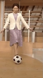 女子アナ パンチラGIF画像！エロいデルタゾーンからお宝パンツ♡奇跡的なハプニングが抜けるぜ!!012