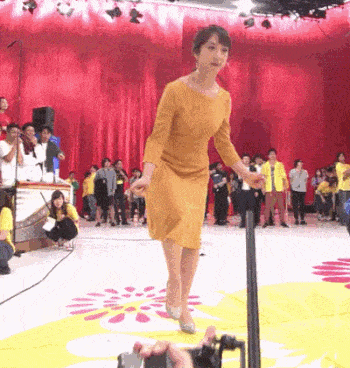 女子アナ パンチラGIF画像！エロいデルタゾーンからお宝パンツ♡奇跡的なハプニングが抜けるぜ!!016