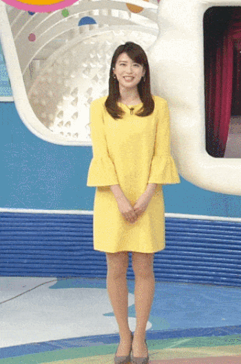 女子アナ パンチラGIF画像！エロいデルタゾーンからお宝パンツ♡奇跡的なハプニングが抜けるぜ!!017